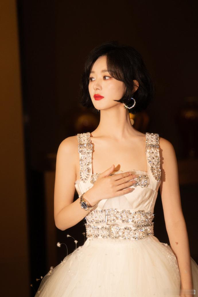 #赵丽颖白纱高定裙##赵丽颖金鹰高定造型#赵丽颖身穿白纱高定裙，美丽动人，金鹰高