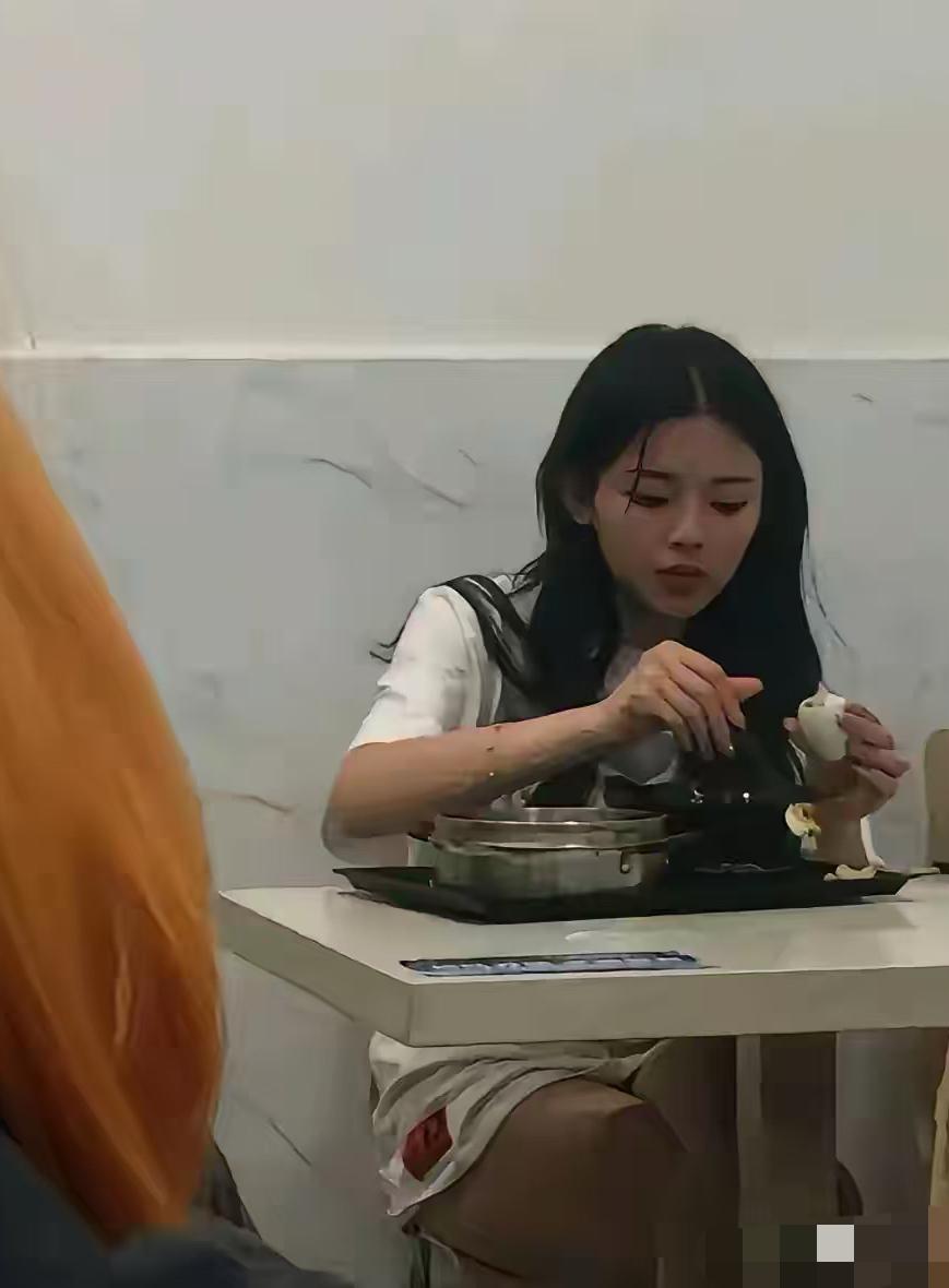 当有人按下快门，
捕捉下杨超越的这张照片时，
便已然注定她会成为熠熠生辉的大明星