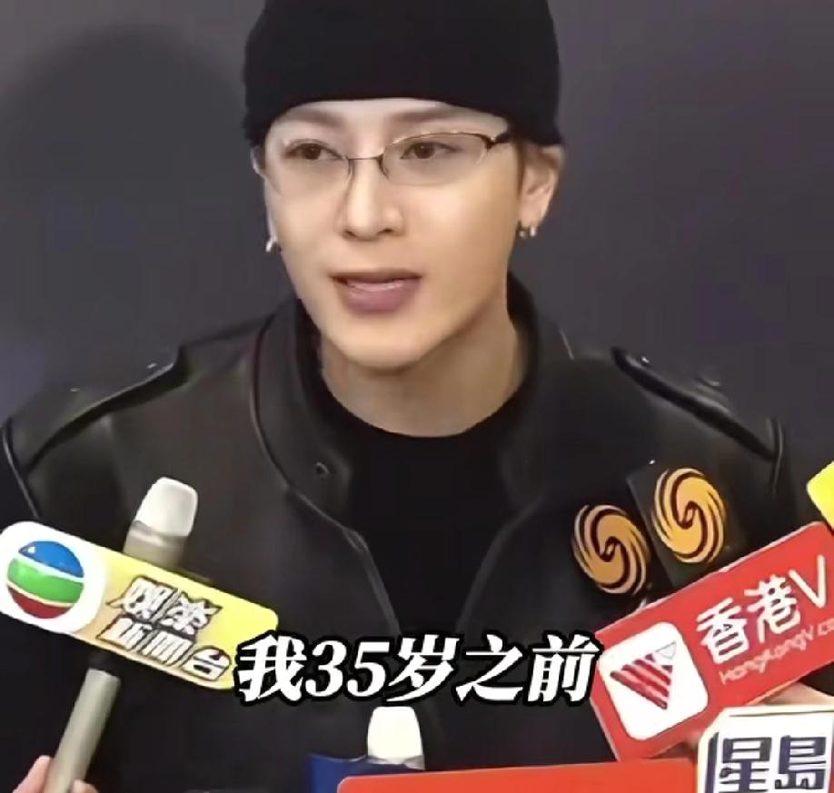 近日，王嘉尔在采访中自曝希望能在35岁前结婚生子，称自己很喜欢宝宝，记者问他现在