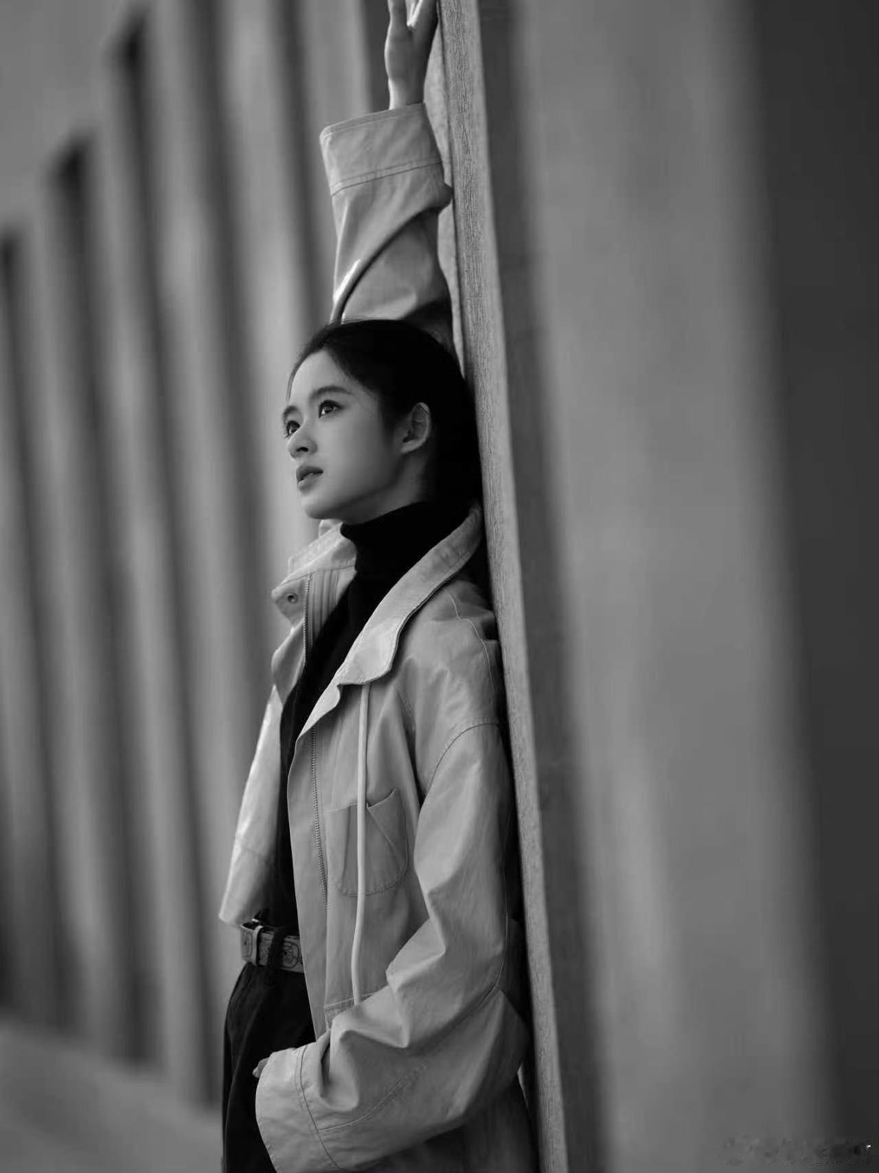 其实黄杨不是不能走成熟风 问题是你的妆造完全不适合她 你看看她同学拍的呢 依葫芦