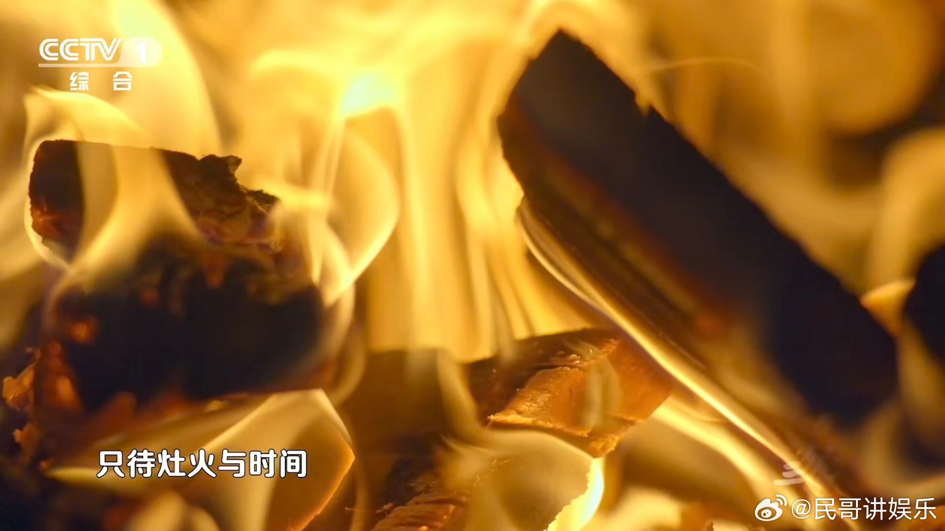 看视频看饿了系列 这口碳水暴击谁扛得住？五花肉煸出油光，松蘑碎加酱料炒香，生米拌