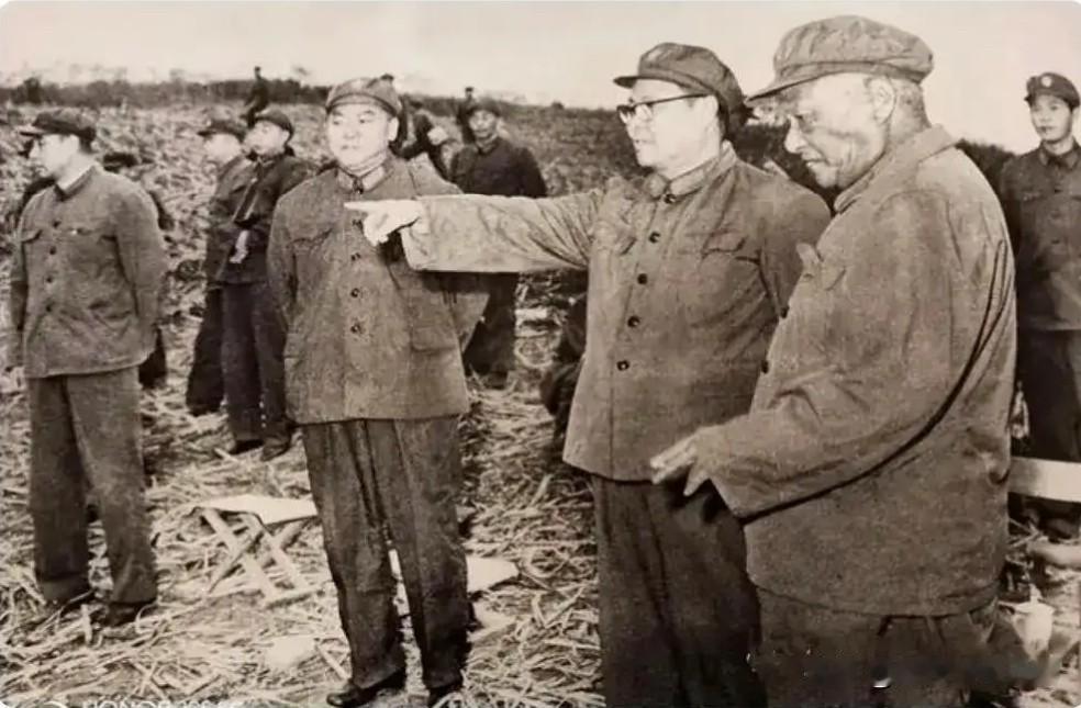 1979年，总政治部主任韦国清与广州军区副司令员江燮元及55军军长朱月华，在广西