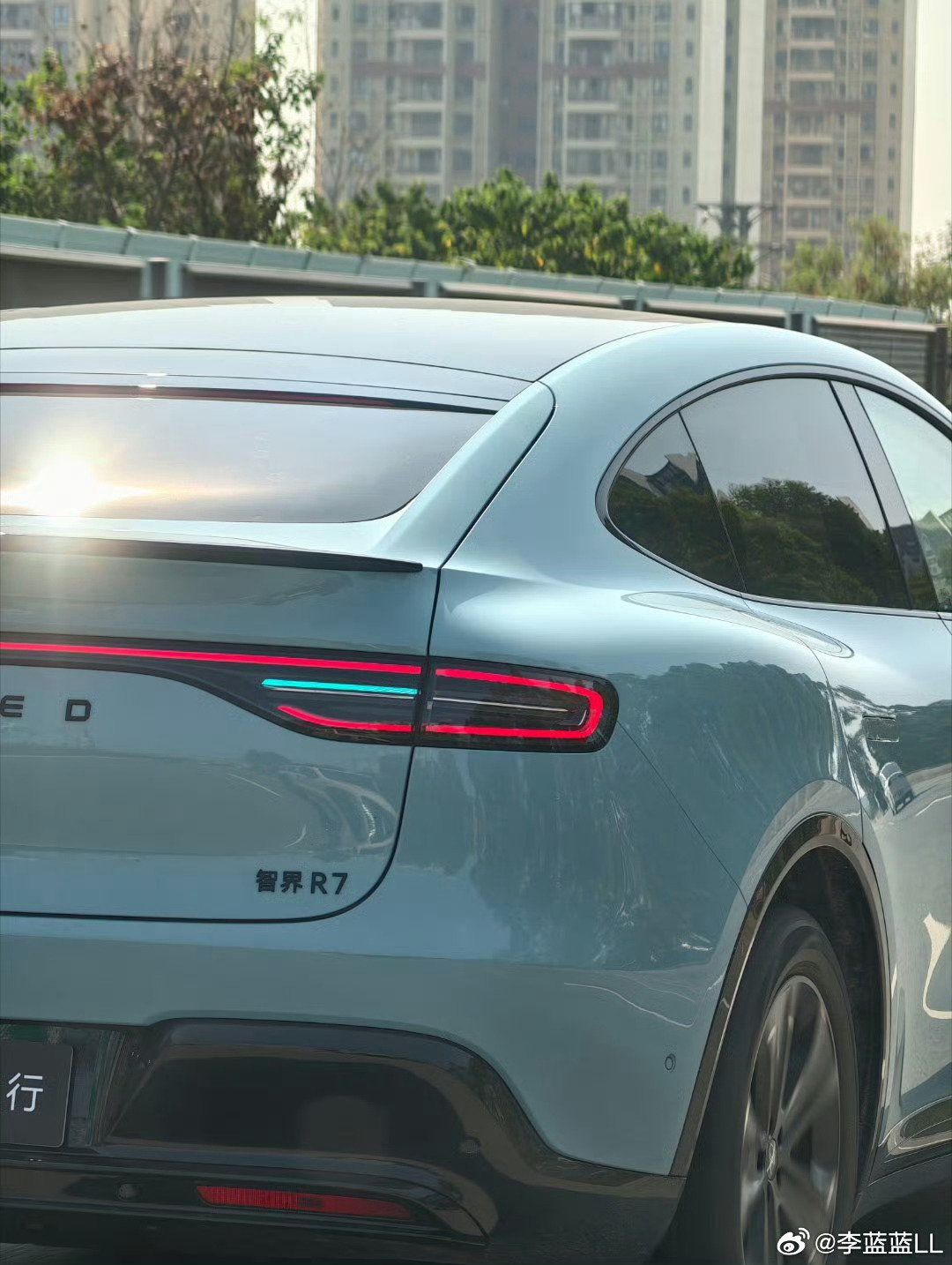 智能辅助驾驶需要外显吗很多人问能不能改良小蓝灯做到合规？我好喜欢小蓝灯。但好像没