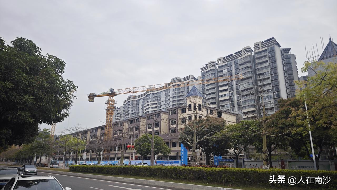 又一个阳光城的项目快搞好！位于金洲市南路的逸涛半岛三期进展神速，部分已经拆掉脚手