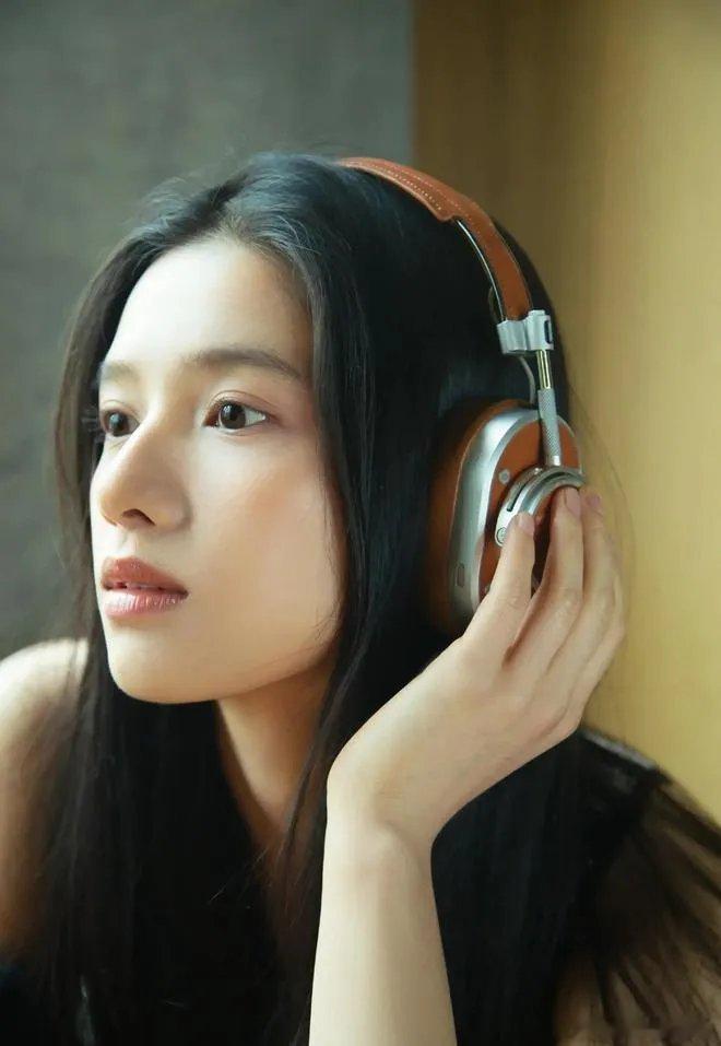 张婧仪发高烧张婧仪因突发高烧紧急就医，已向《雾里青》剧组请假。团队确认其身体无大