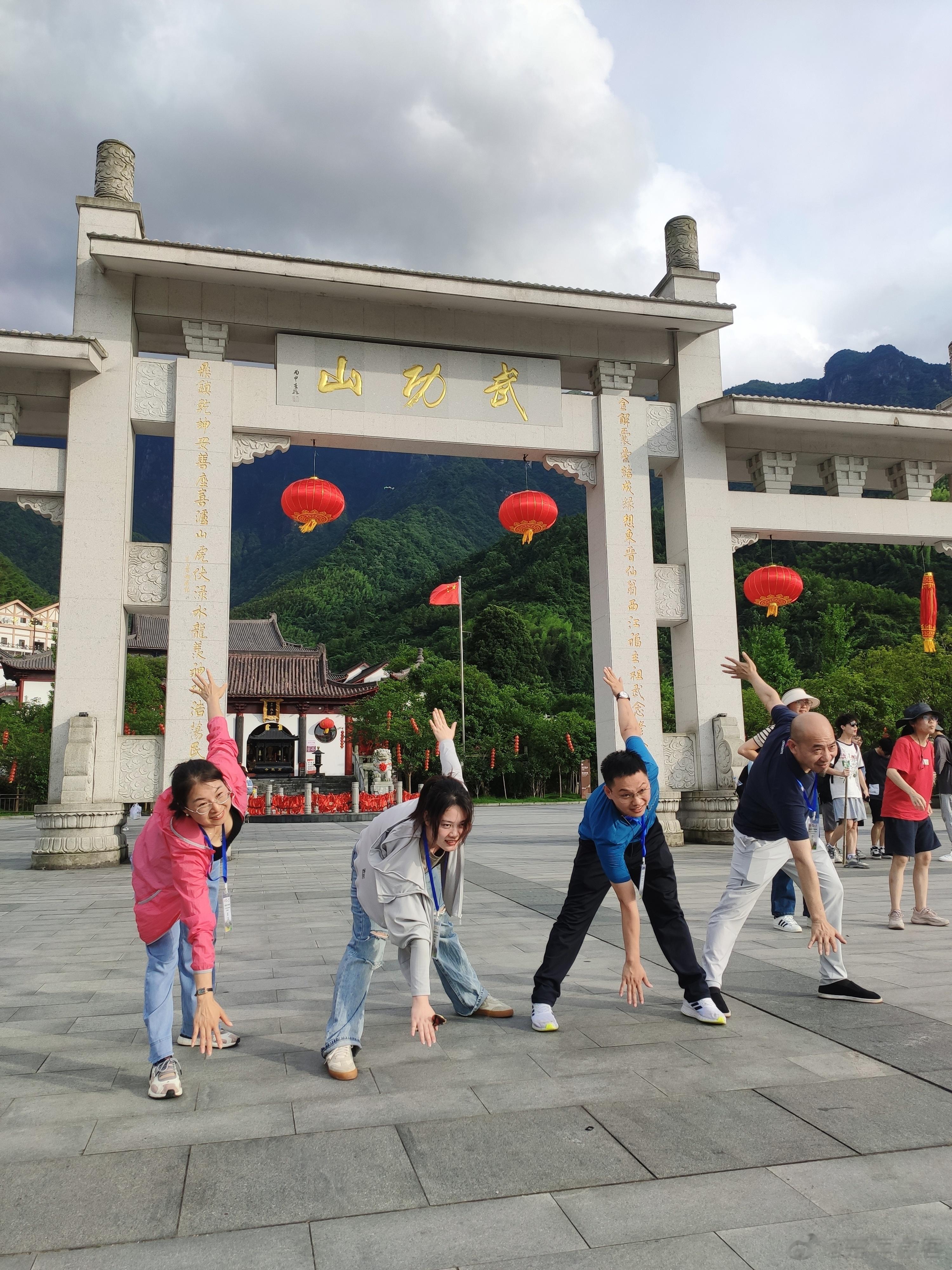 #萍乡正青春# 据说，这是当下，特种兵们打卡萍乡#武功山#的最流行姿势，你学会了