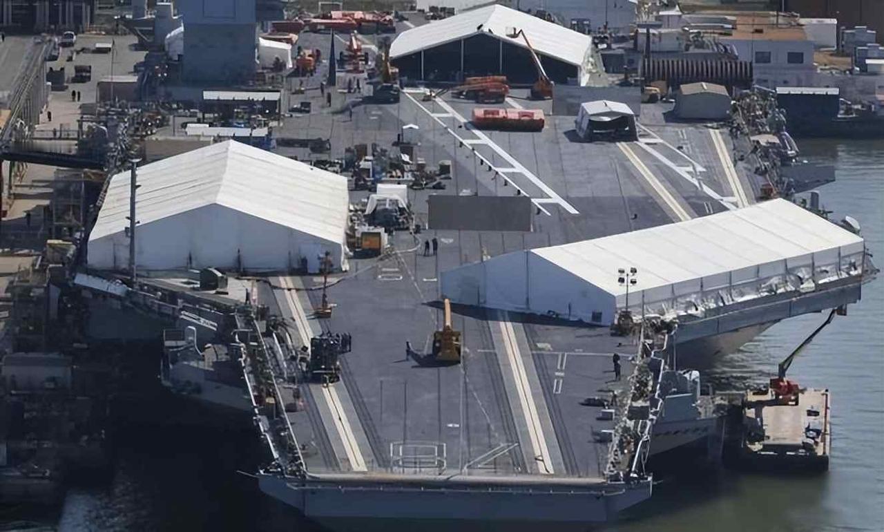 福特号停在海上，总统喊打却不敢动，法律卡住了军事手脚

美国那艘造价最高的航空母