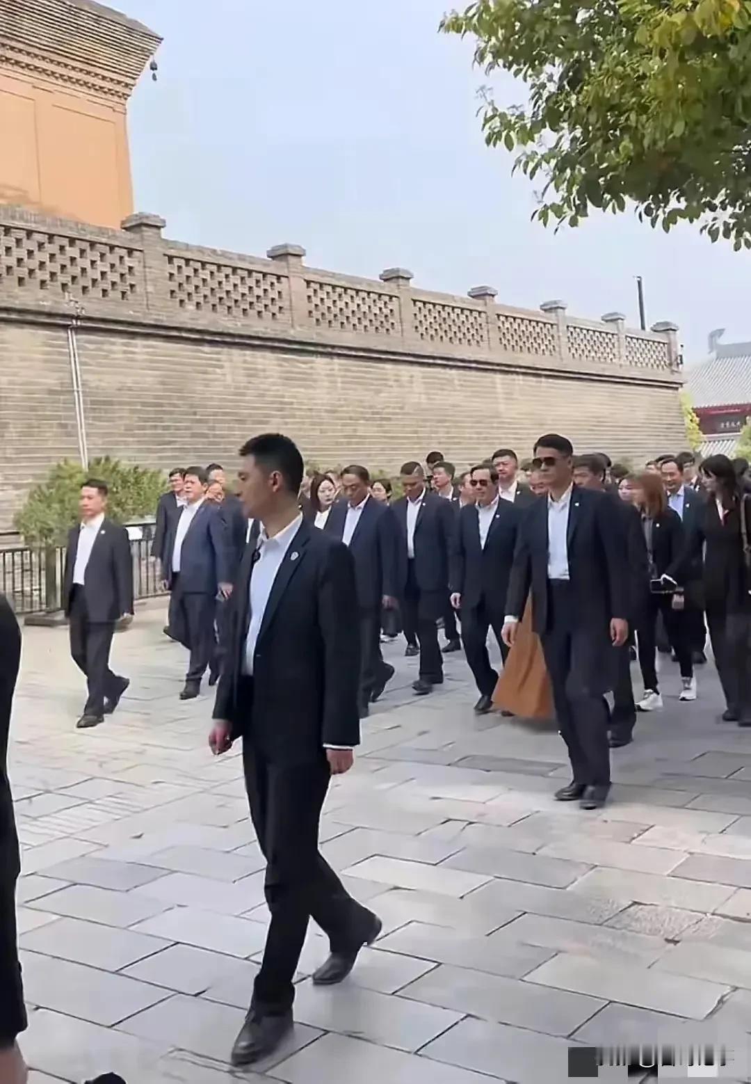马英九一行全体西装革履，下午抵京，北京的行程值得期待！
    今天是马英九一行