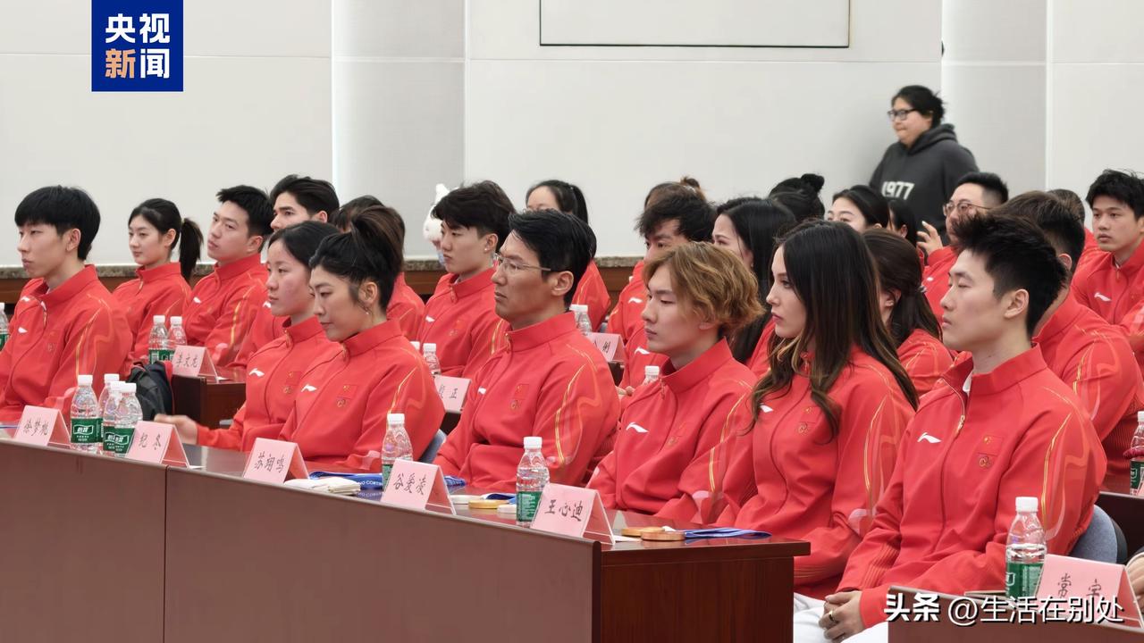 宁忠岩缺席米兰冬奥会总结大会，从发布的现场照来看:
第一排中间位，是夺金大户滑雪