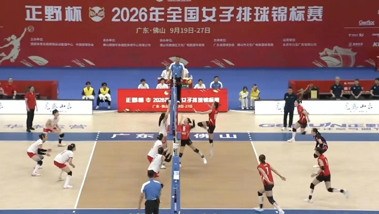 女排锦标赛，
上海女排大比分3：1胜浙江女排，
四局比分为26：28，25：19
