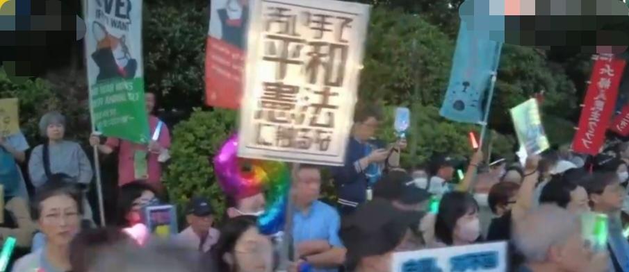 扎心！日本首相高市早苗又“中招”！新的一波反对她的日本民众万人集会示威游行再现东