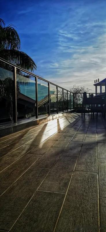 四代宅的大露台还是挺爽的。
周末的时候不想出去玩，就和家人在露台上面搞个露天烧烤