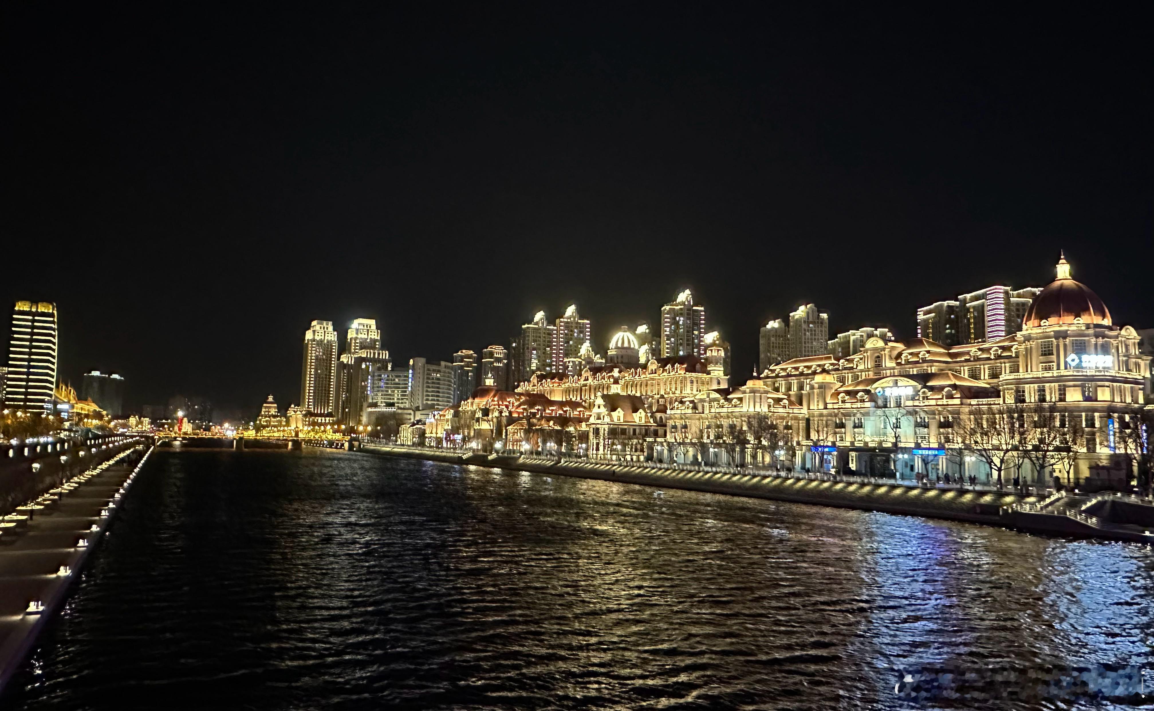 进进出出愈夜愈感触，生活在一座晶莹璀璨的城市。天津生活