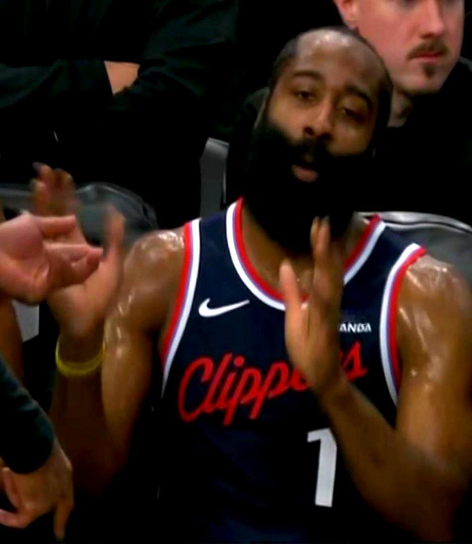 决胜五分钟，泰伦·卢直接把小阵容摆上台面。
 

哈登＋伦纳德＋大洛＋科林斯＋米