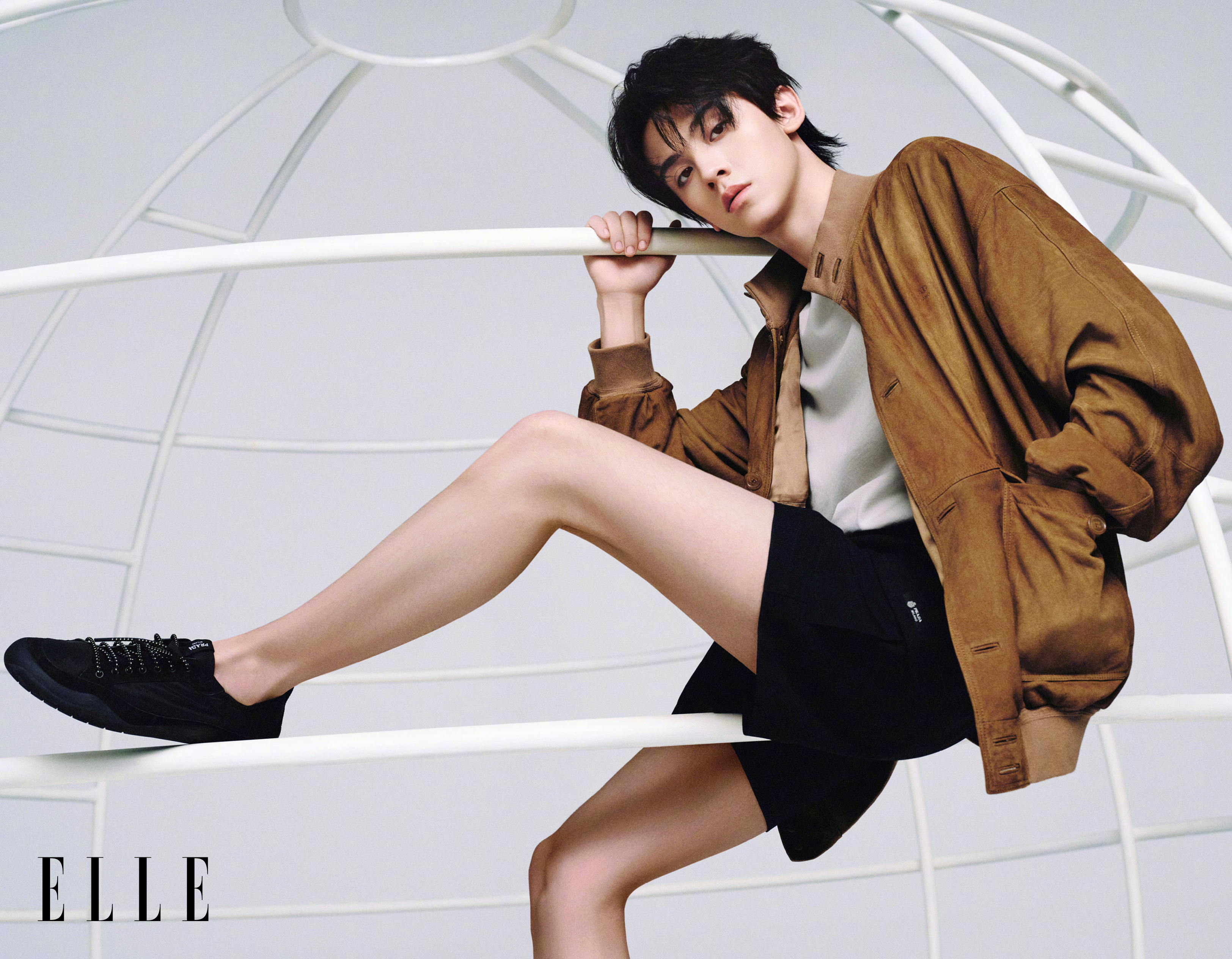 ELLE China  May  2026 封面大片也随即揭晓 ，全套 Prad
