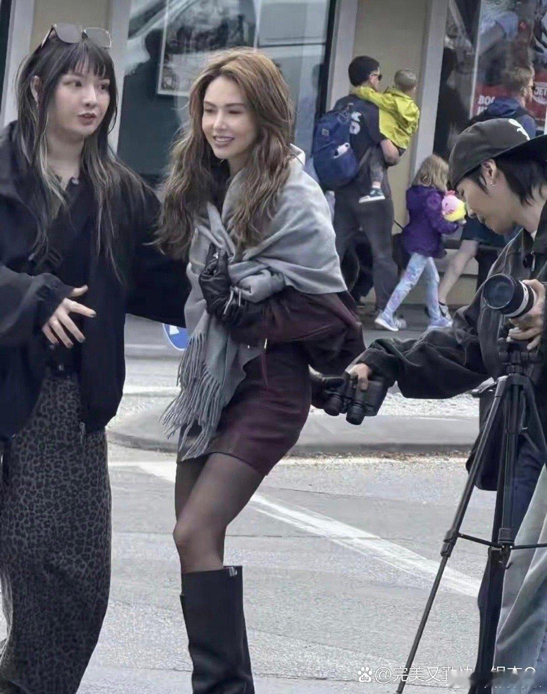 昆凌全家现身新西兰！已是三个孩子妈妈的她，身材却依旧如少女般纤细，连路人见了都直