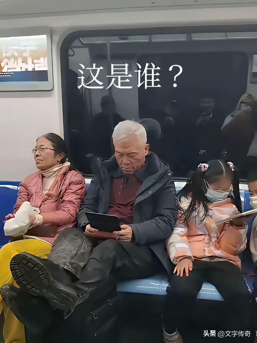 这个人坐公交车，把腿放在行李箱上，伸直腿，在公共场合这样，除了影响其他人行走之外