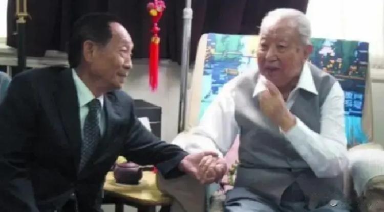 2006年6月9日，袁隆平赴北京出差开会听闻华国锋身体欠佳，特意在百忙之中抽出时