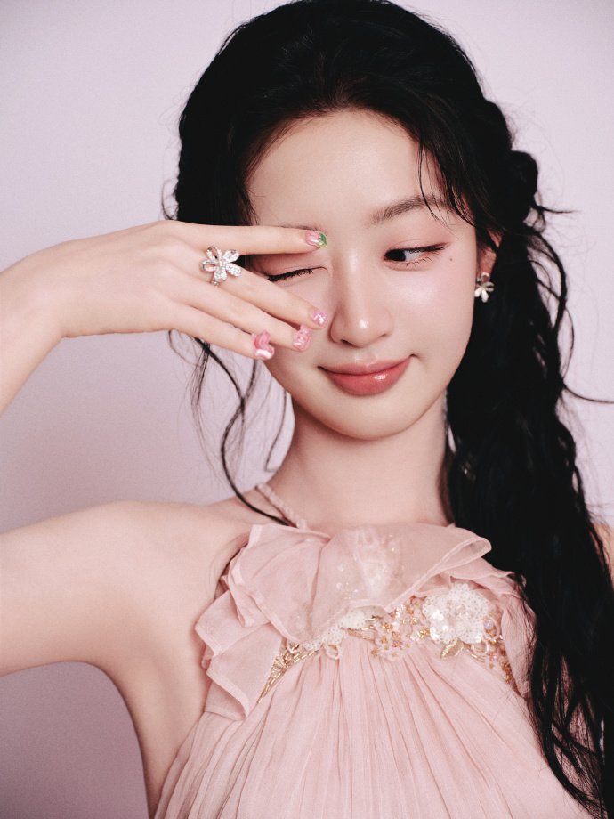 邓恩熙水蜜桃露背粉裙邓恩熙侧编发少女感邓恩熙花开锦绣线下路透，一身水蜜桃粉露背裙