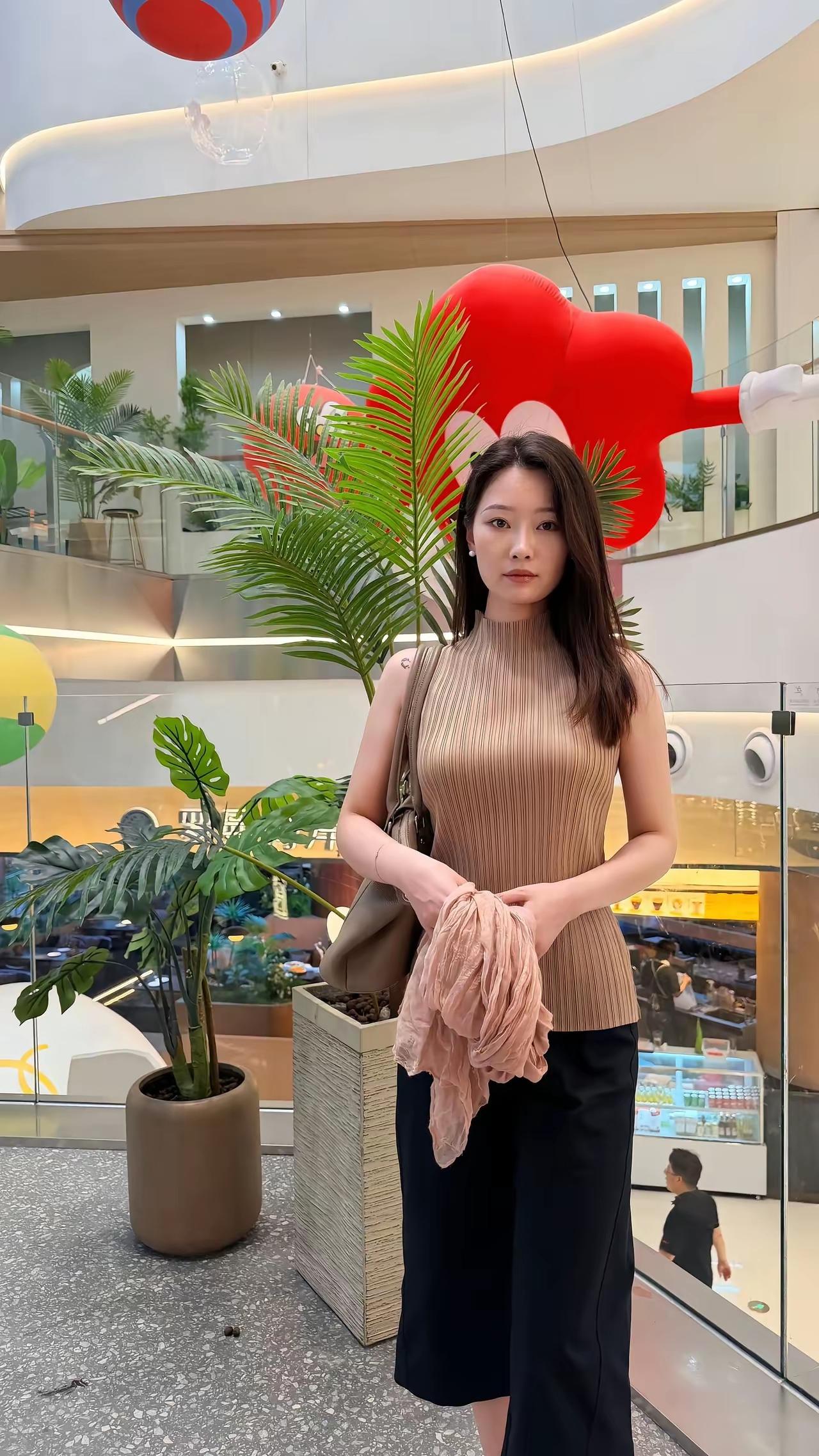 优雅都市风穿搭，时尚与自然完美融合