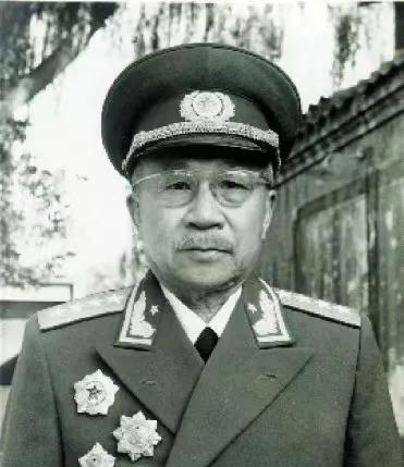 1965年，退休大将张云逸正在家中侍弄花草，耳边突然听到急促的电话铃声。接听后只