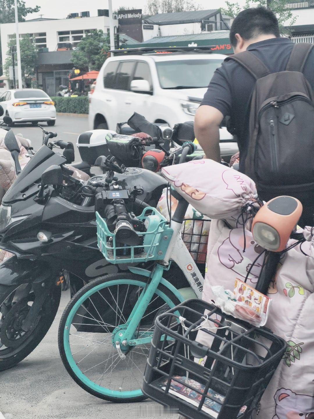 太难了，看到央视哥们，直接起共享单车，出去打车了，就是他的相机放前篮子里很奇怪，
