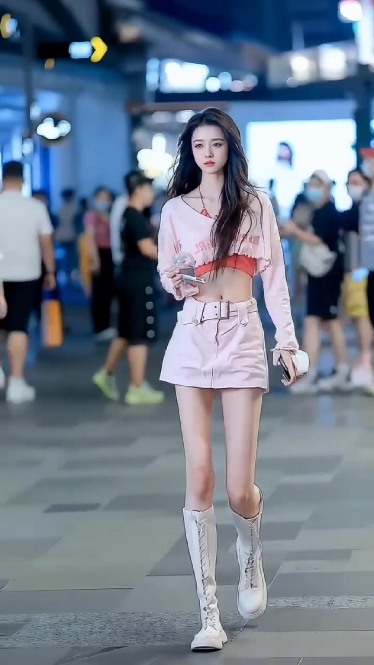 飘飘步轻盈，繁华街头似画卷。