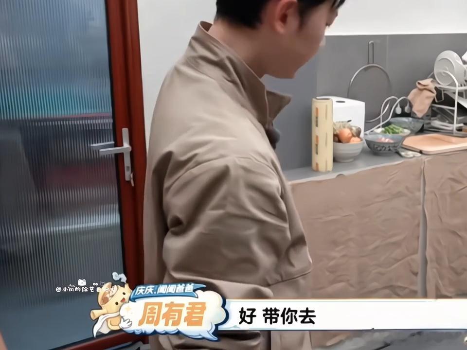 闻闻被智能马桶喷水吓哭了 哈哈哈哈哈哈闻闻又好笑又可怜！上个厕所被智能马桶喷水吓