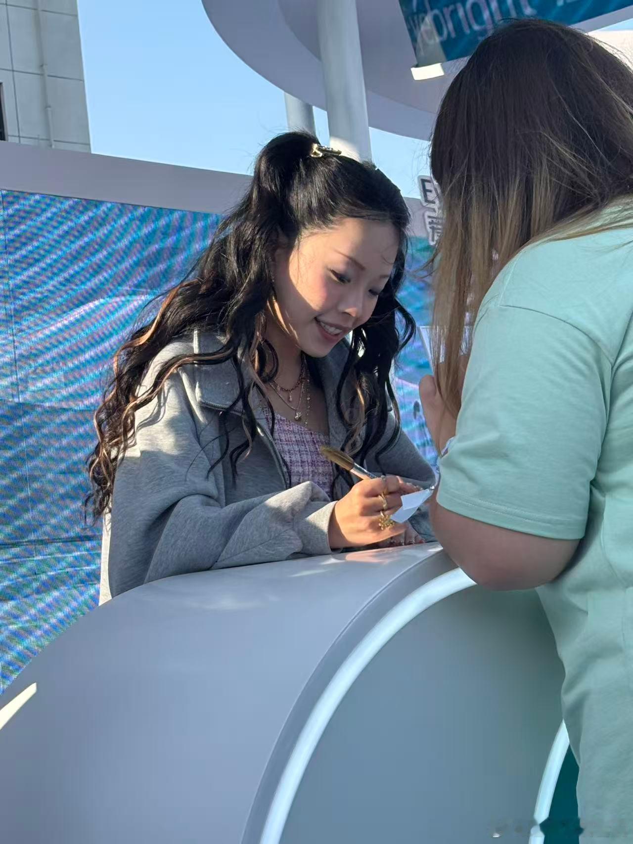 💥万妮达在福州说底气来自专业实力 万妮达现身泡泡岛音乐节，深刻诠释底气内核。专