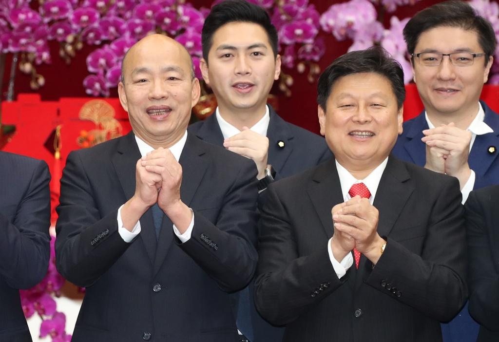 台湾《中国时报》今晚评论道：“‘立法院长’韩国瑜怒轰国民党团总召傅崐萁，国民党内