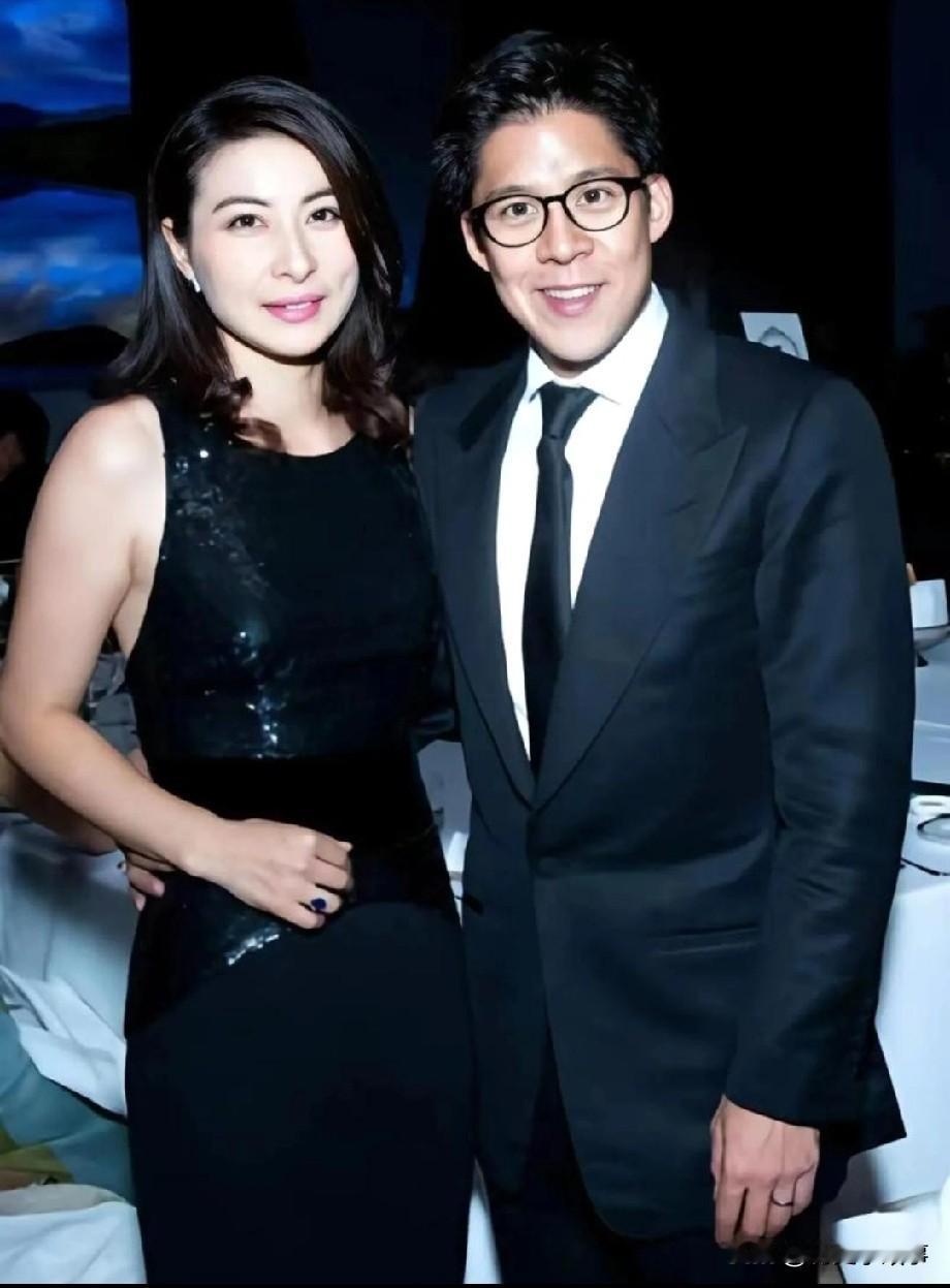 霍启刚曾坦言，是郭晶晶真正改变了霍家。从前的家族聚会，少不了红酒雪茄的精致排场，