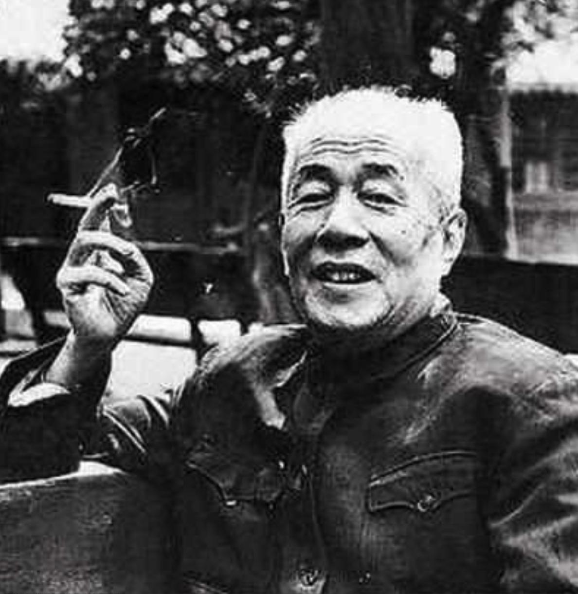 1947年，王冶秋见满院特务，心知暴露。谁料对方竟问勤务兵：“这人是你长官？”他