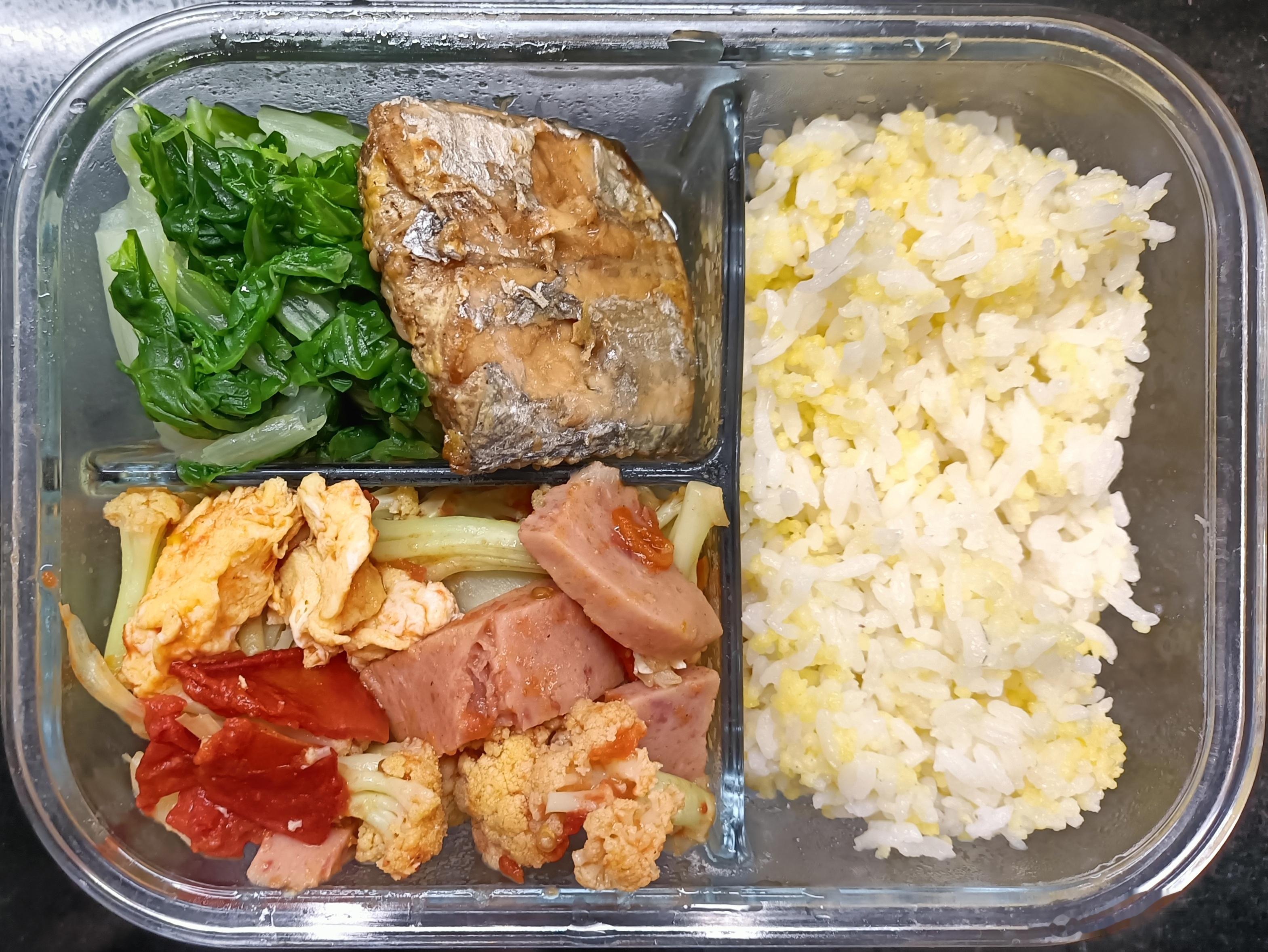 #儿子的午餐##这个问题吃什么# 二米饭，番茄菜花午餐肉炒鸡蛋，水油煮小白菜，烧
