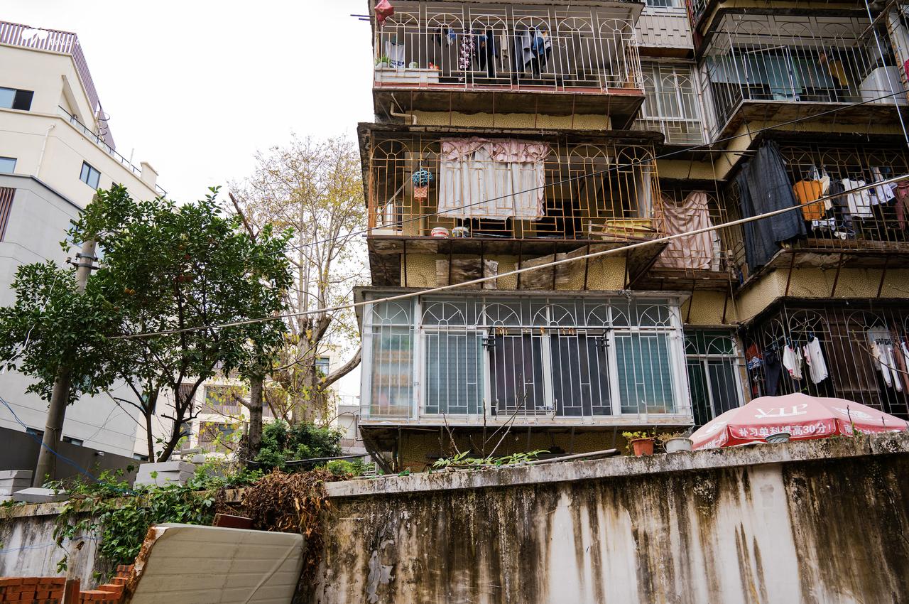 住市中心老破小好，就是去郊区住新房好？
就住房来说，现在有两个极端。
一个极端是