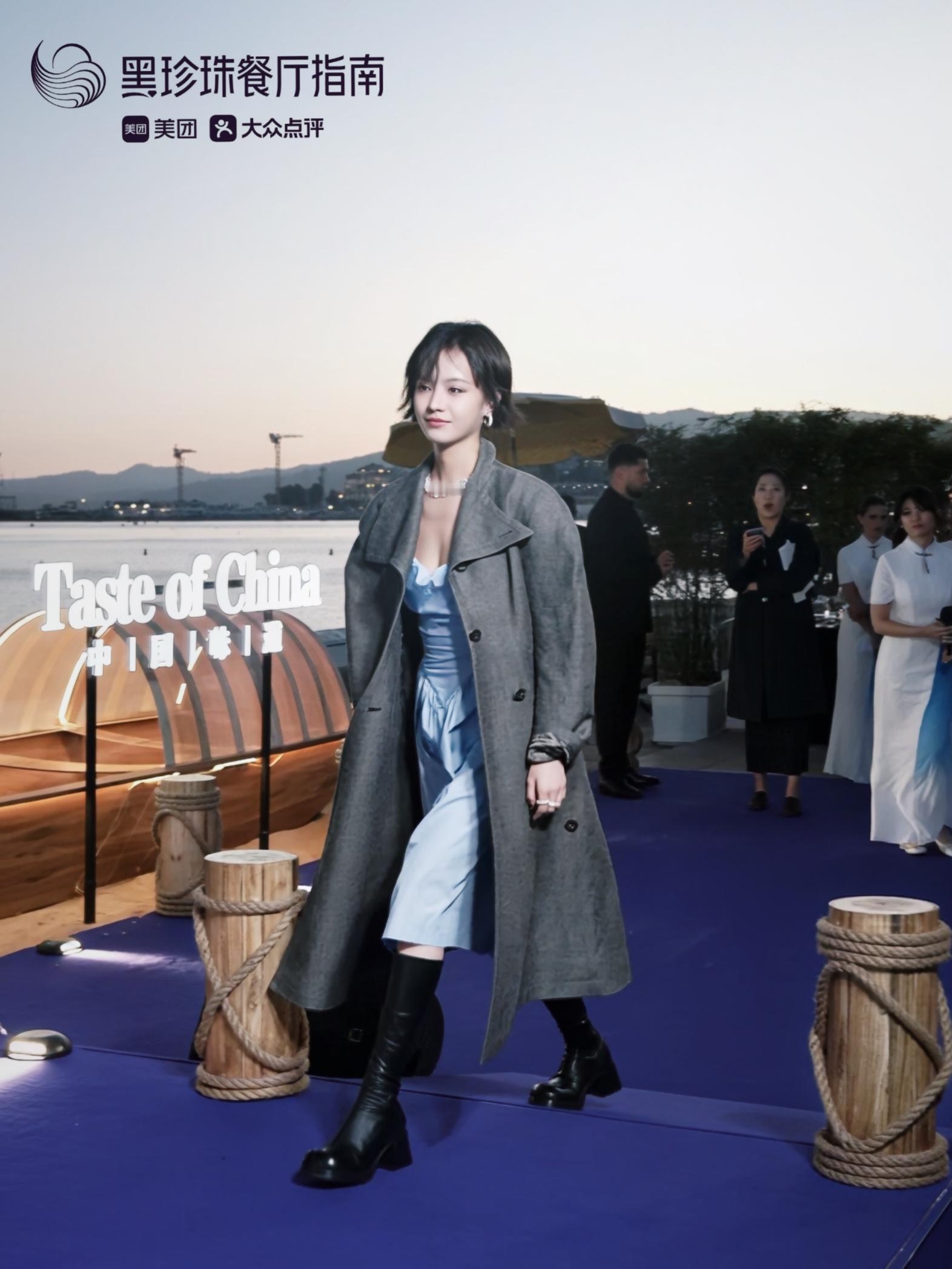 赵涛李庚希戚薇戛纳同框三位女星戛纳梦幻同框，尽显不同气韵的东方之美。相聚黑珍珠打