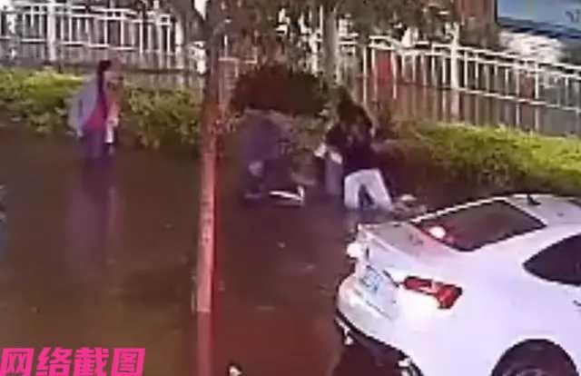 河南濮阳有场暴雨过后，可见路面上有非常严重的积水，人车在淌过都要小心一点，如果道
