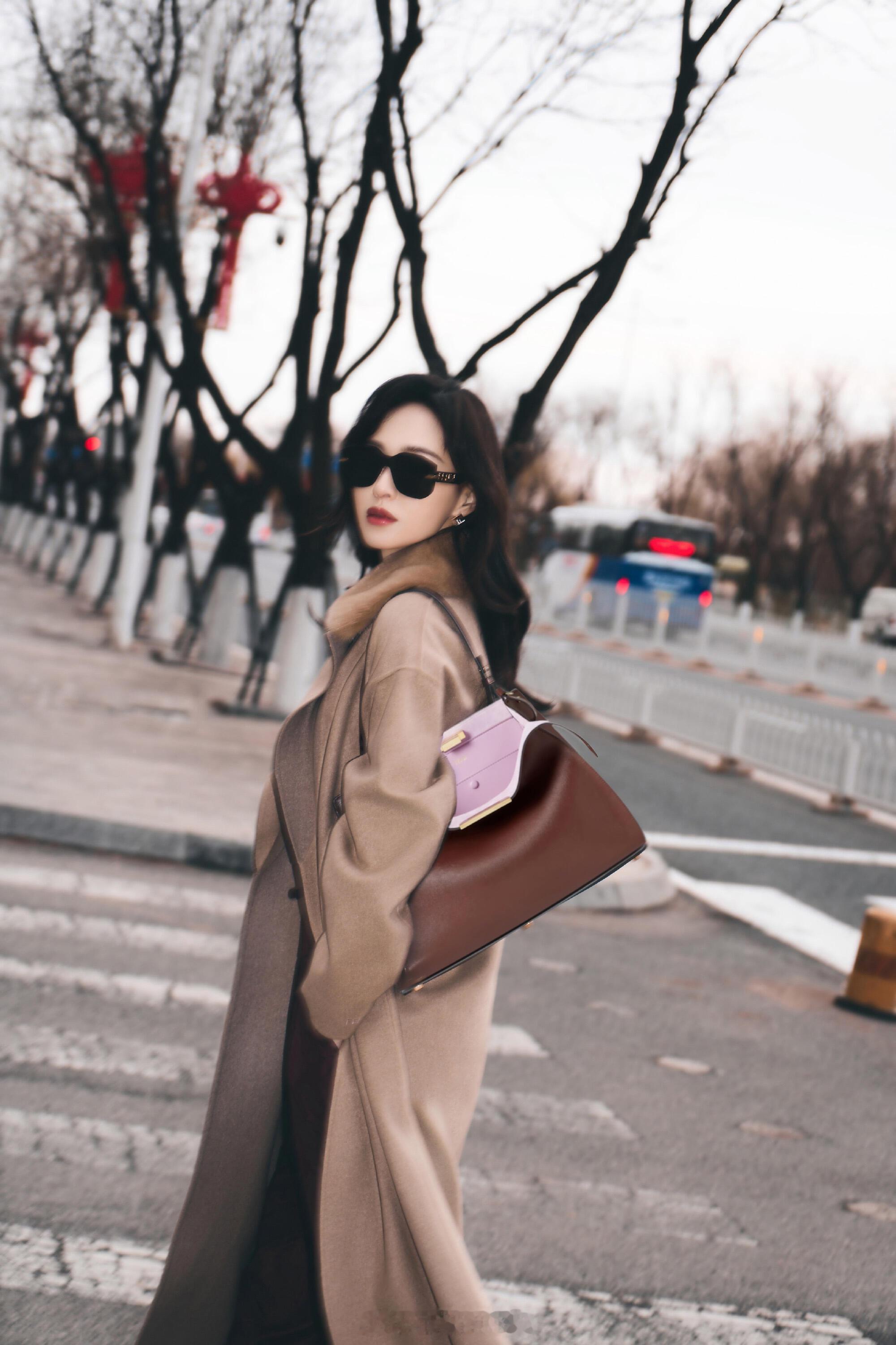 Fendi女神 唐嫣身着2026早春系列并搭配FENDI Way手袋出发米兰时装