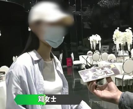 太尴尬了！河南信阳，女子换好衣服下来敬酒，却发现自己的客人都走了，自己花4万多举