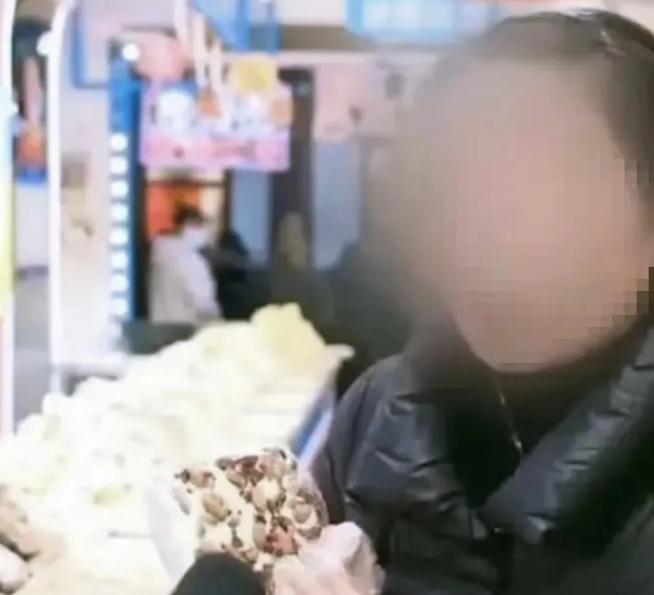 重庆，女子带儿子外出游玩，路过一家糖果店，儿子说想要吃糖，女子随手拿了6块牛乳派