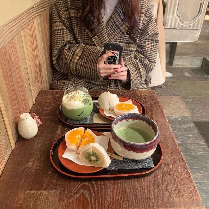 事实上，“我永远爱你”显然不比“我会陪着你”诚恳，但最动人的还是“见一面吧一起吃