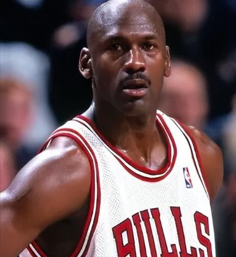 NBA历史季后赛场均得分榜：

1、乔丹——33.4分
2、东契奇——30.9分