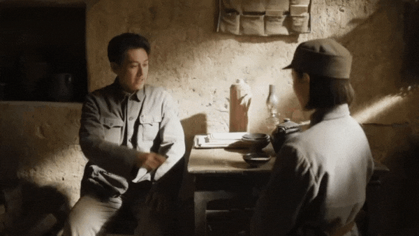 靳东倪妮对手戏  靳东与倪妮，用眼神演绎了一段超越言语的爱情故事。每一个细微动作