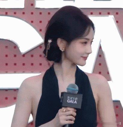 谁给李一桐做的造型 黑黄撞色礼服太绝了！深V挂脖衬得天鹅颈亮眼，艳黄裙摆配蕾丝手
