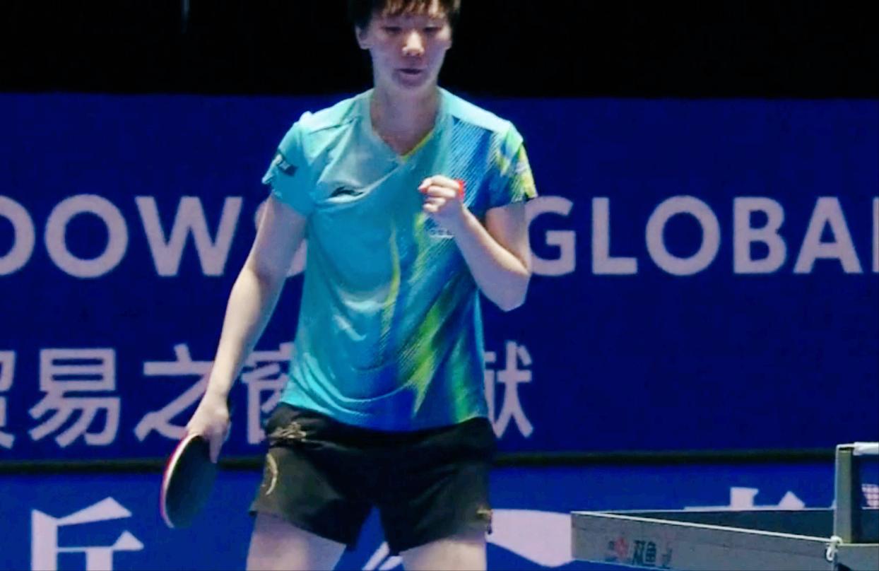 侯英超神了！不但预测王曼昱准，王艺迪他也看透了。

前两局王曼昱都是11;6拿下