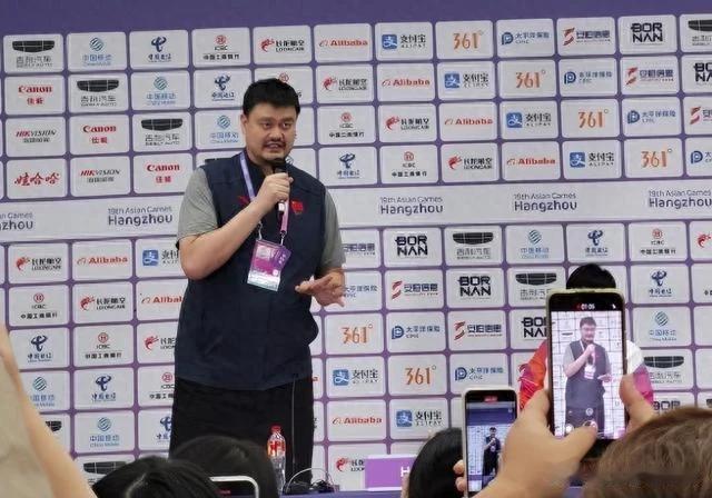 一脸吃相！姚明在输球后，未参加新闻发布会，直接带队回酒店吃饭，接到开新闻发布会通