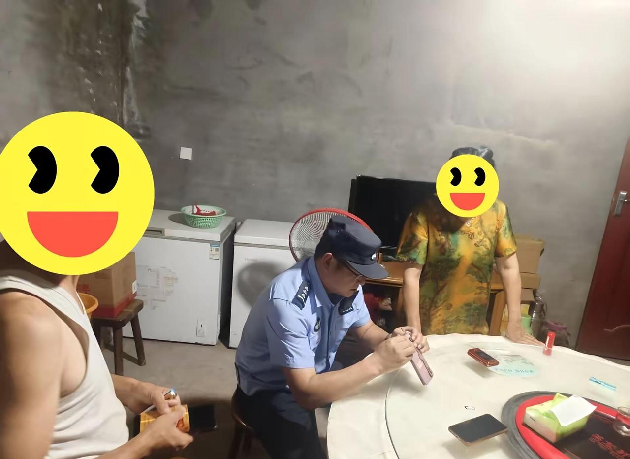 7月30日21时许，清江派出所接辖区群众施某某报警，称其因点击陌生链接下载了某某