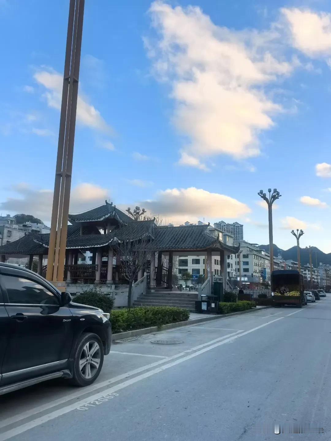 傍晚的小城街道，可有意思了！蓝天上飘着大朵大朵的云，像棉花糖似的。路边那座古色古