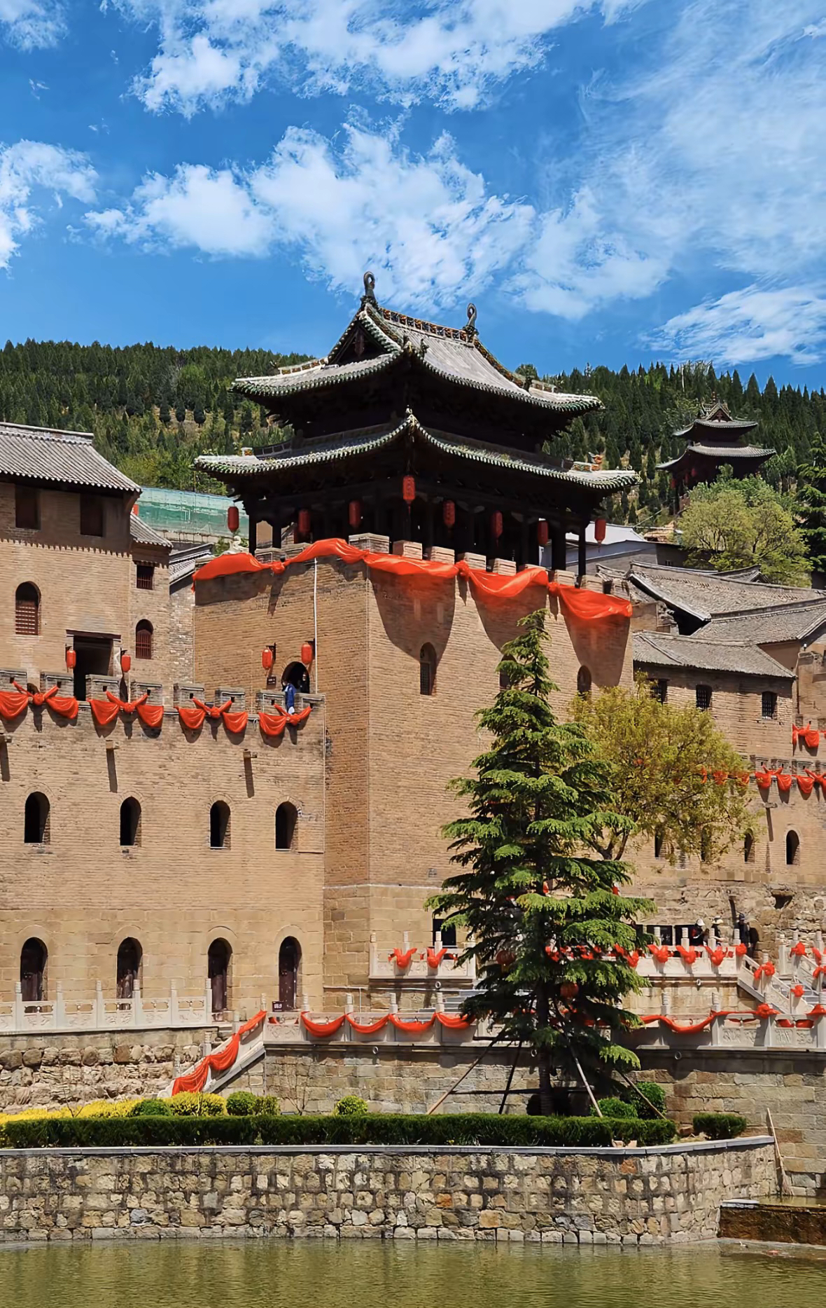 欧洲中世纪建筑像不像去掉屋顶，扣掉牌匾的大明建筑？让AI更换一下震动对味了，太巧