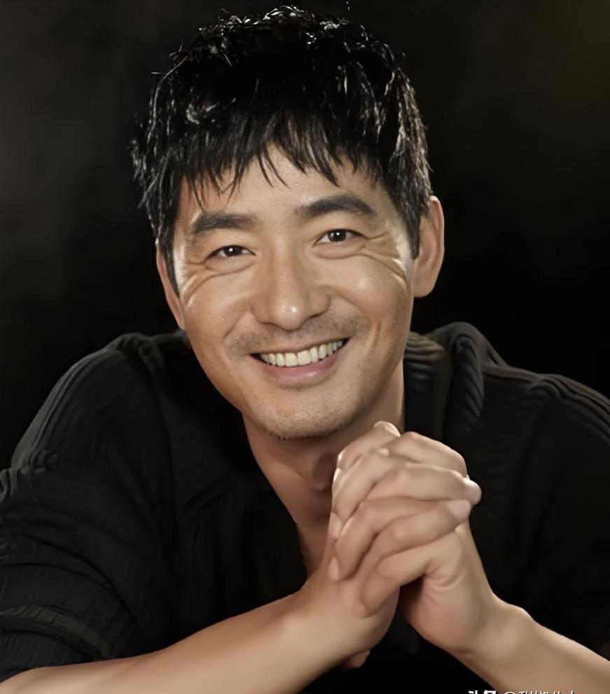 一露脸就像老实人？郭晓冬演曹东方太稳了，《小巷人家》到《生逢其时》都像本色出演