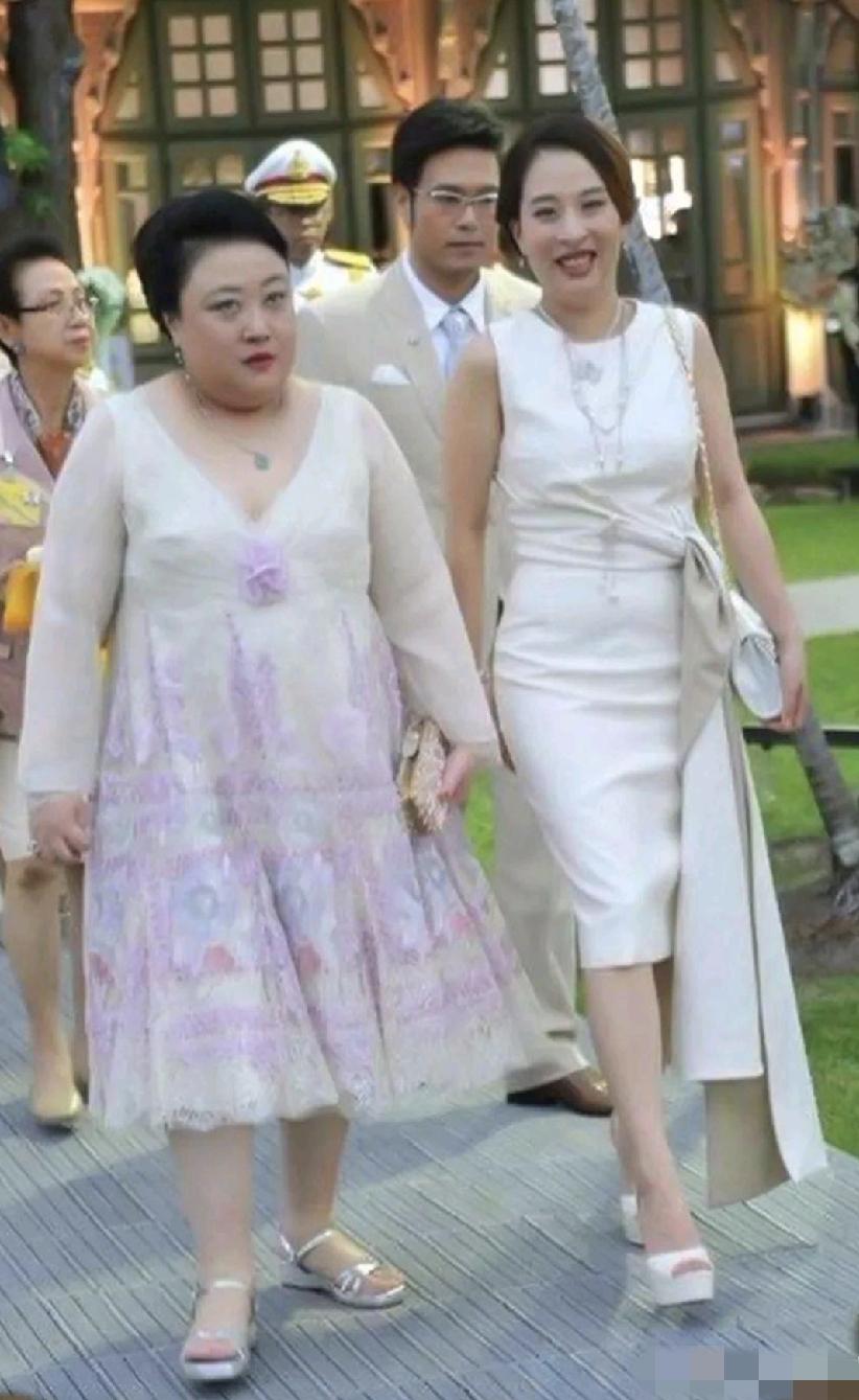 帕查拉公主生来公主命，她却没有公主病。
优秀的帕公主陪伴在妈咪身旁，富态的颂妃有